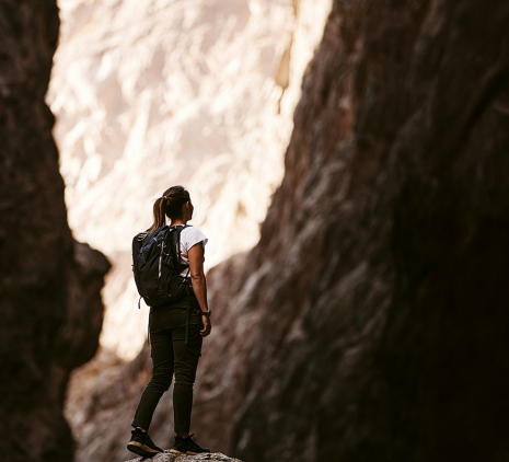 une femme randonneuse en montagne pour l'offre nouvelle collection été 26