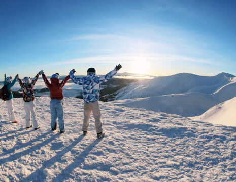 Skieurs sur le somment d'une montagne
					        