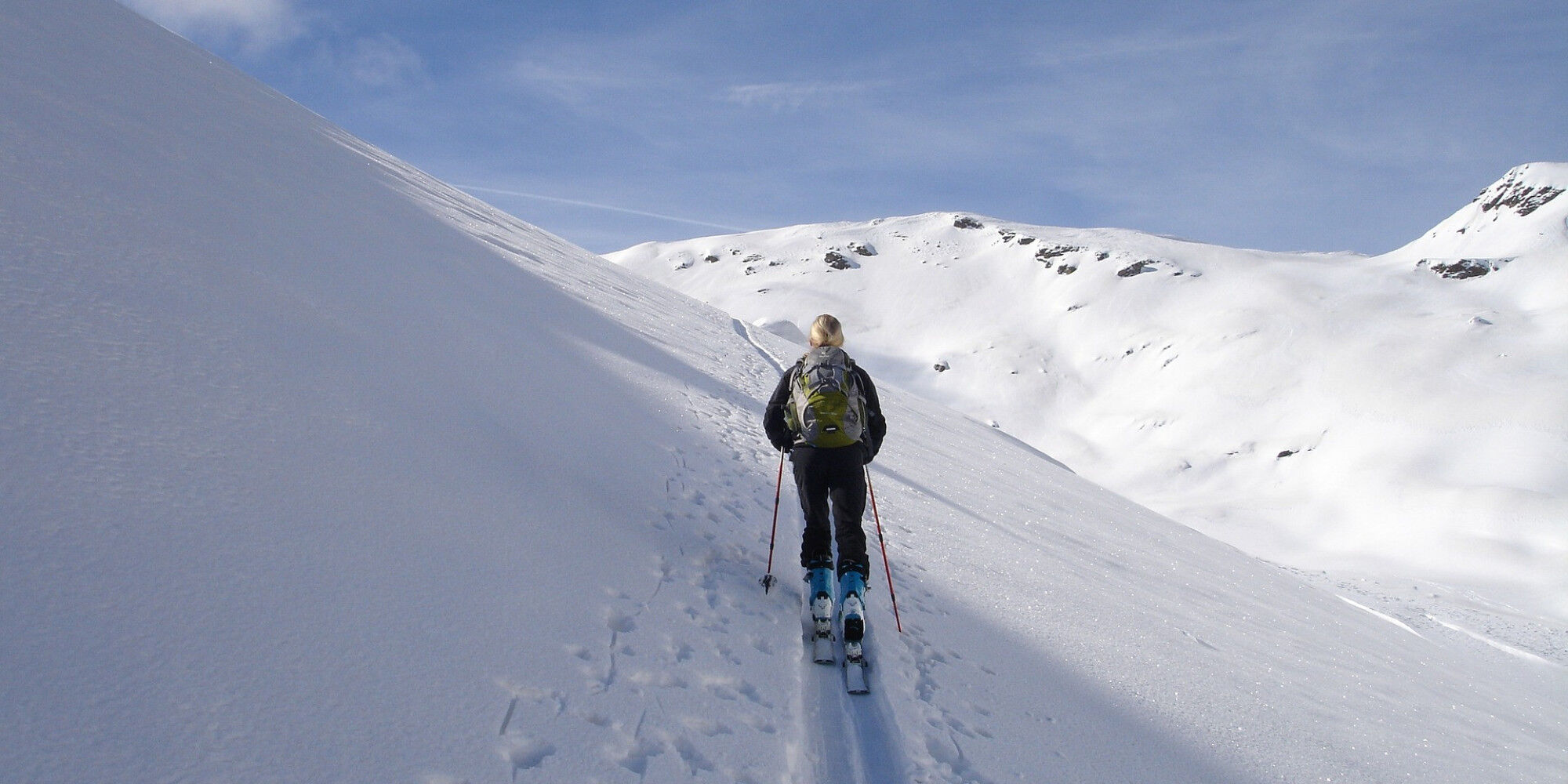 backcountry-skiiing-274390_1920
				        
