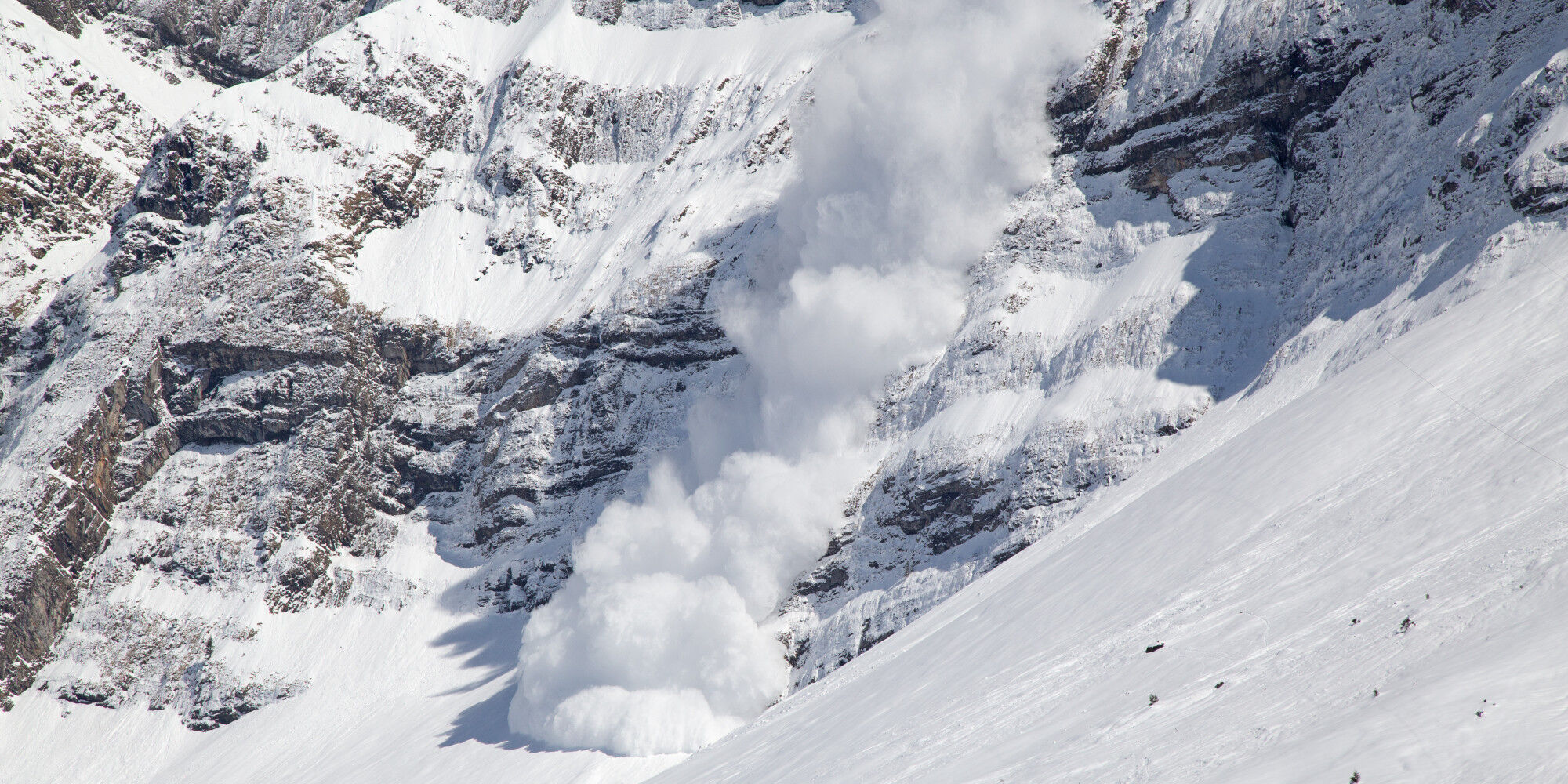 avalanche dans les montagnes rocheuses
				        