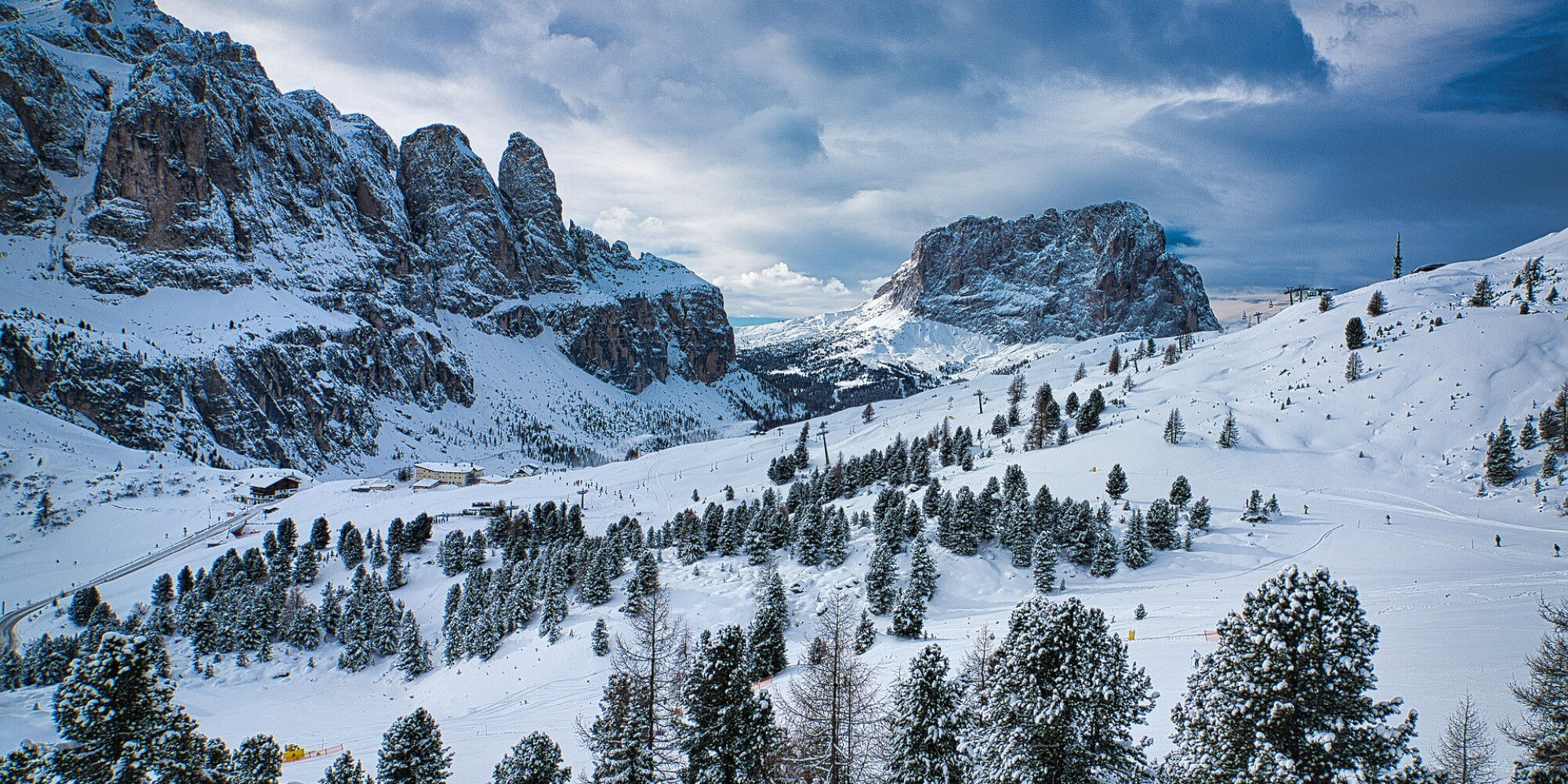 montagna innevata
				        